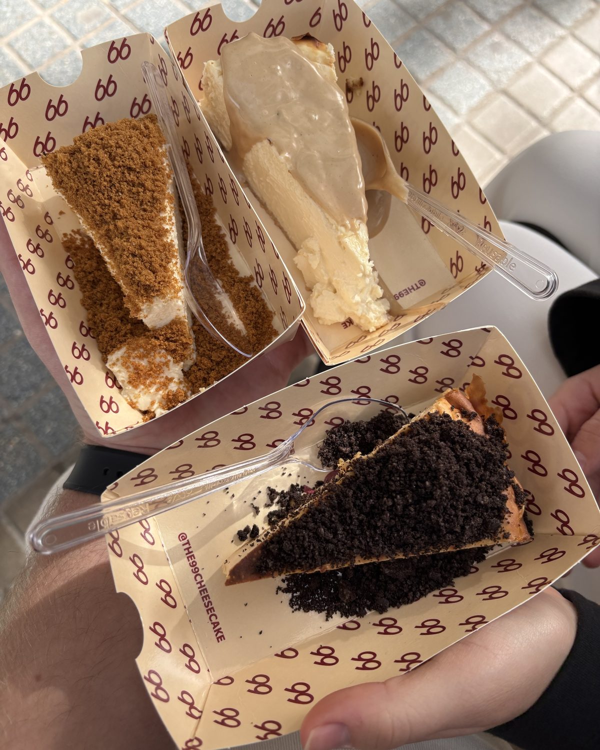 Drie bakjes cheesecake van The 99 Cheesecake, met Lotus, karamel en Oreo