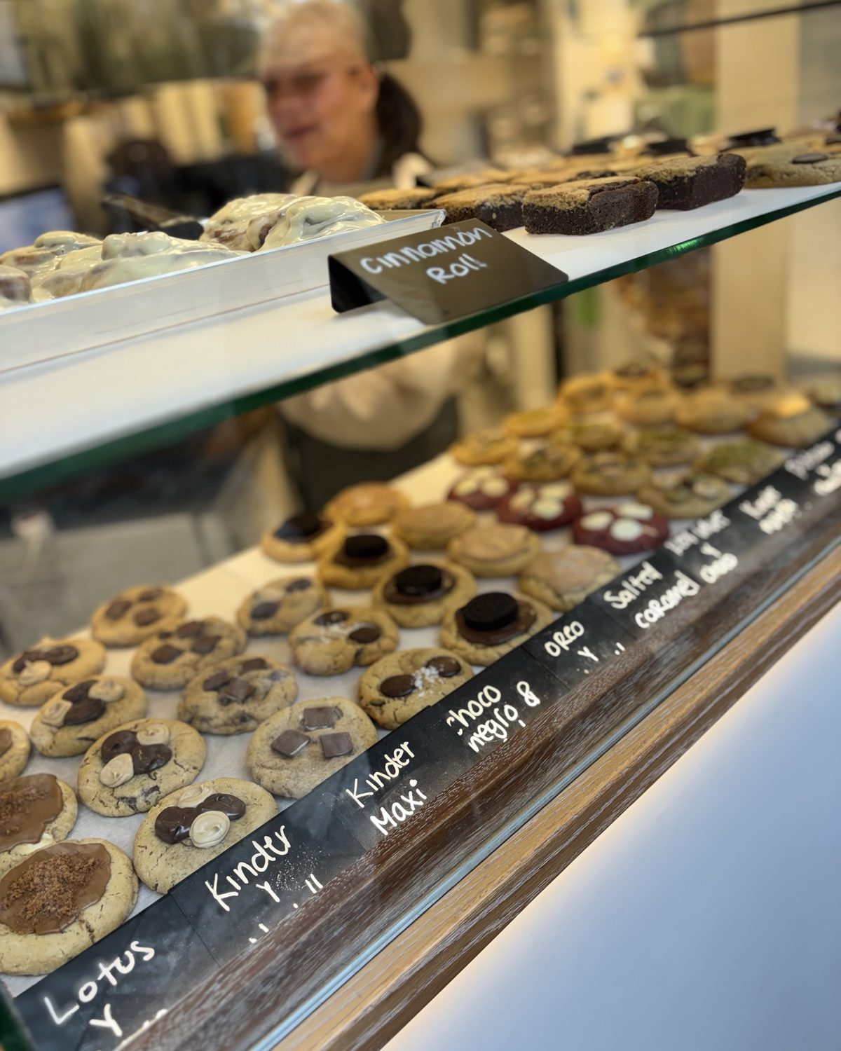 Een vitrine vol grote koekjes met verschillende smaken bij Keksi Cookies in Valencia