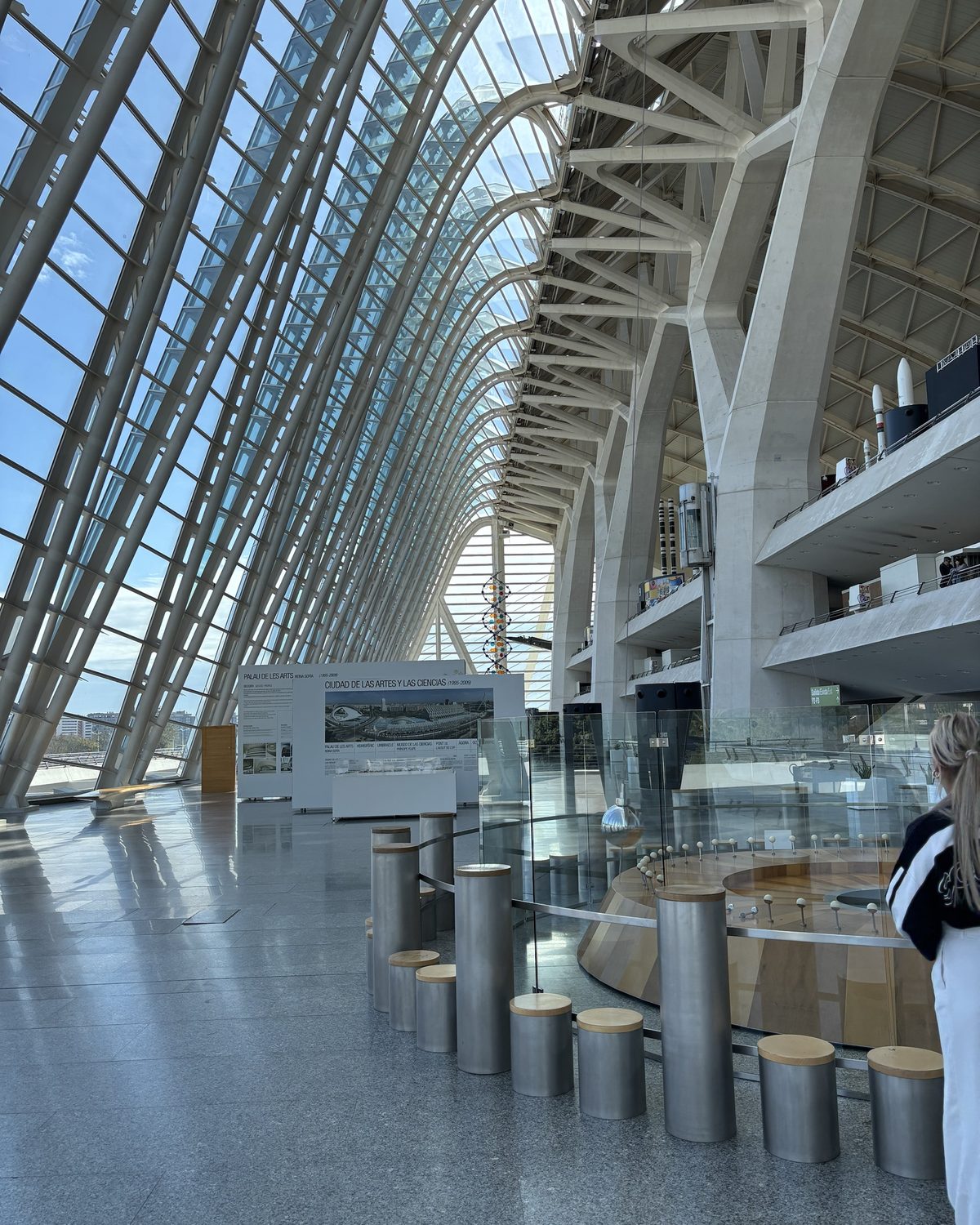 Het lichte interieur van het wetenschapsmuseum in Valencia, met een dak van glas en wit staal