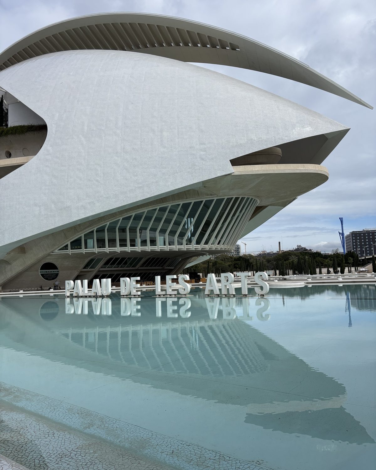 Het witte Palau de les Arts in Valencia, weerspiegeld in het water ervoor